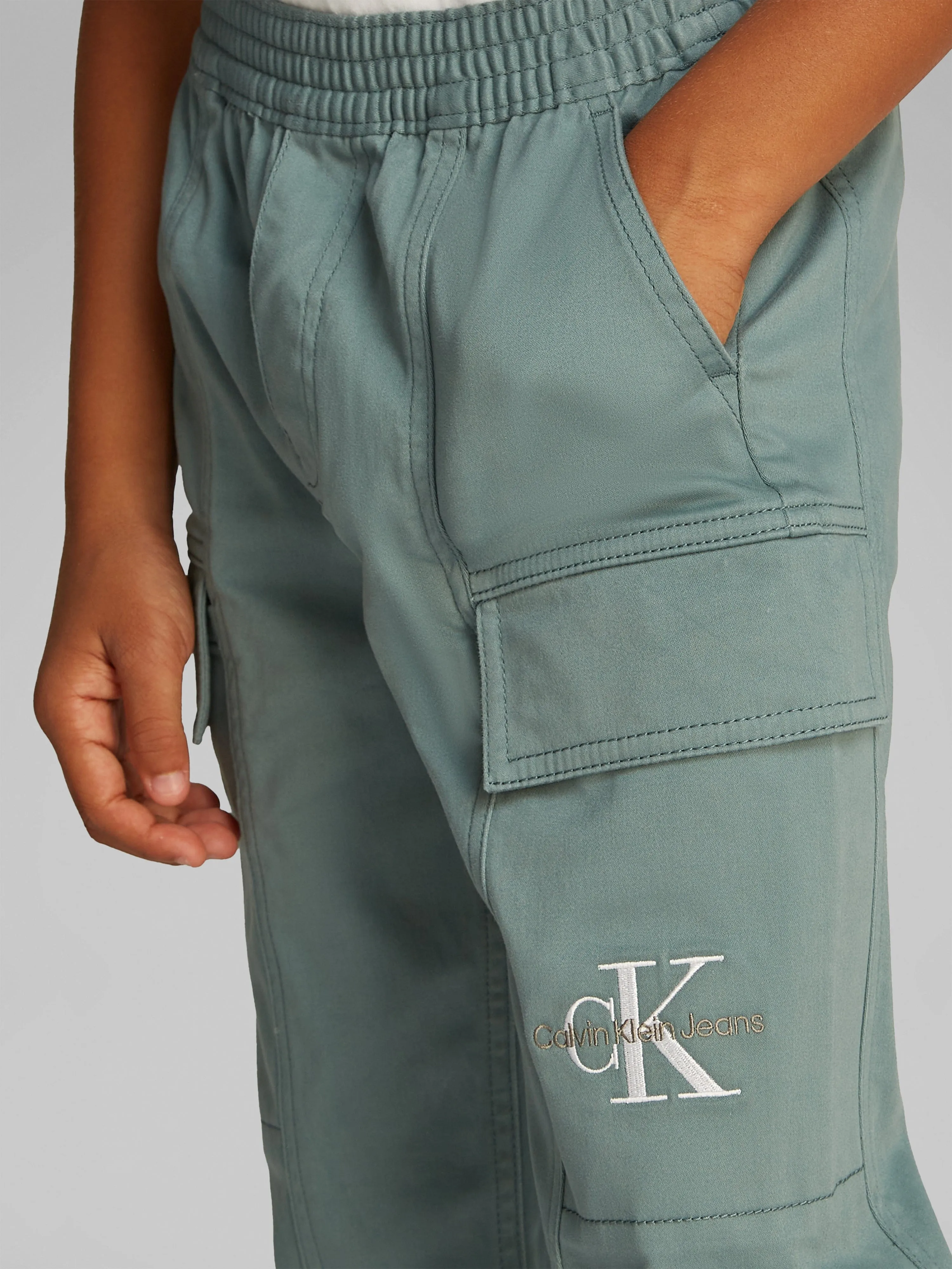 Boys Essential Woven Cargo Trousers in Green
