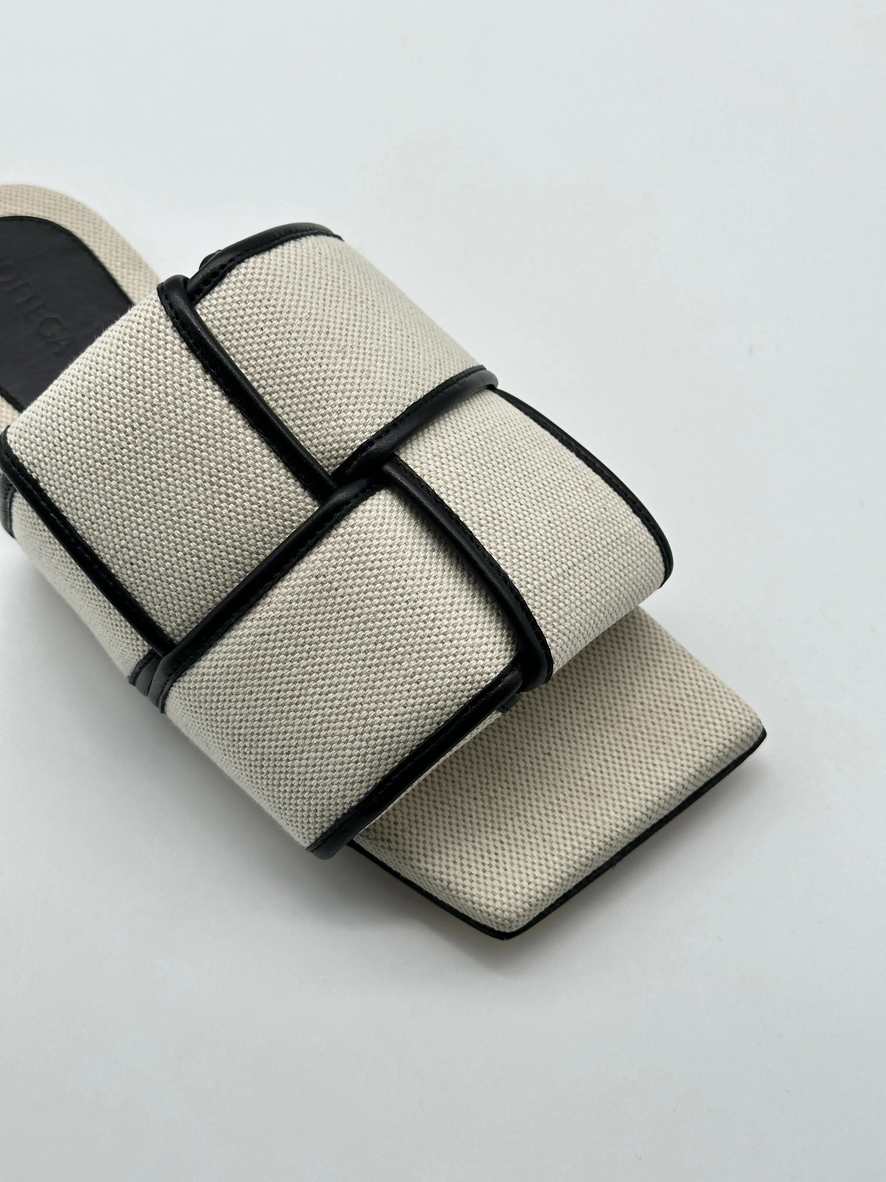 Flat Mules Intertwined Motif