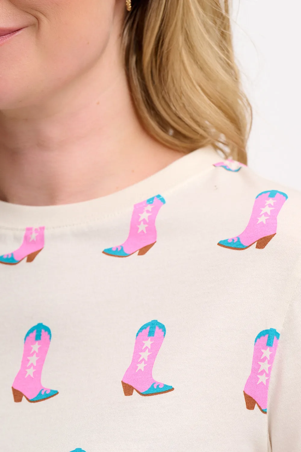 Maggie T-shirt - Off-White. Cowgirl Boots