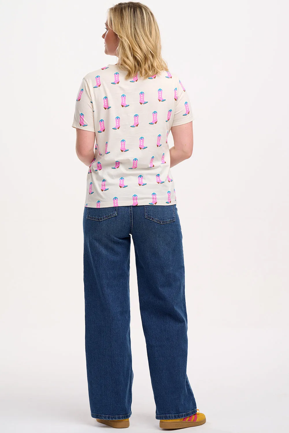 Maggie T-shirt - Off-White. Cowgirl Boots