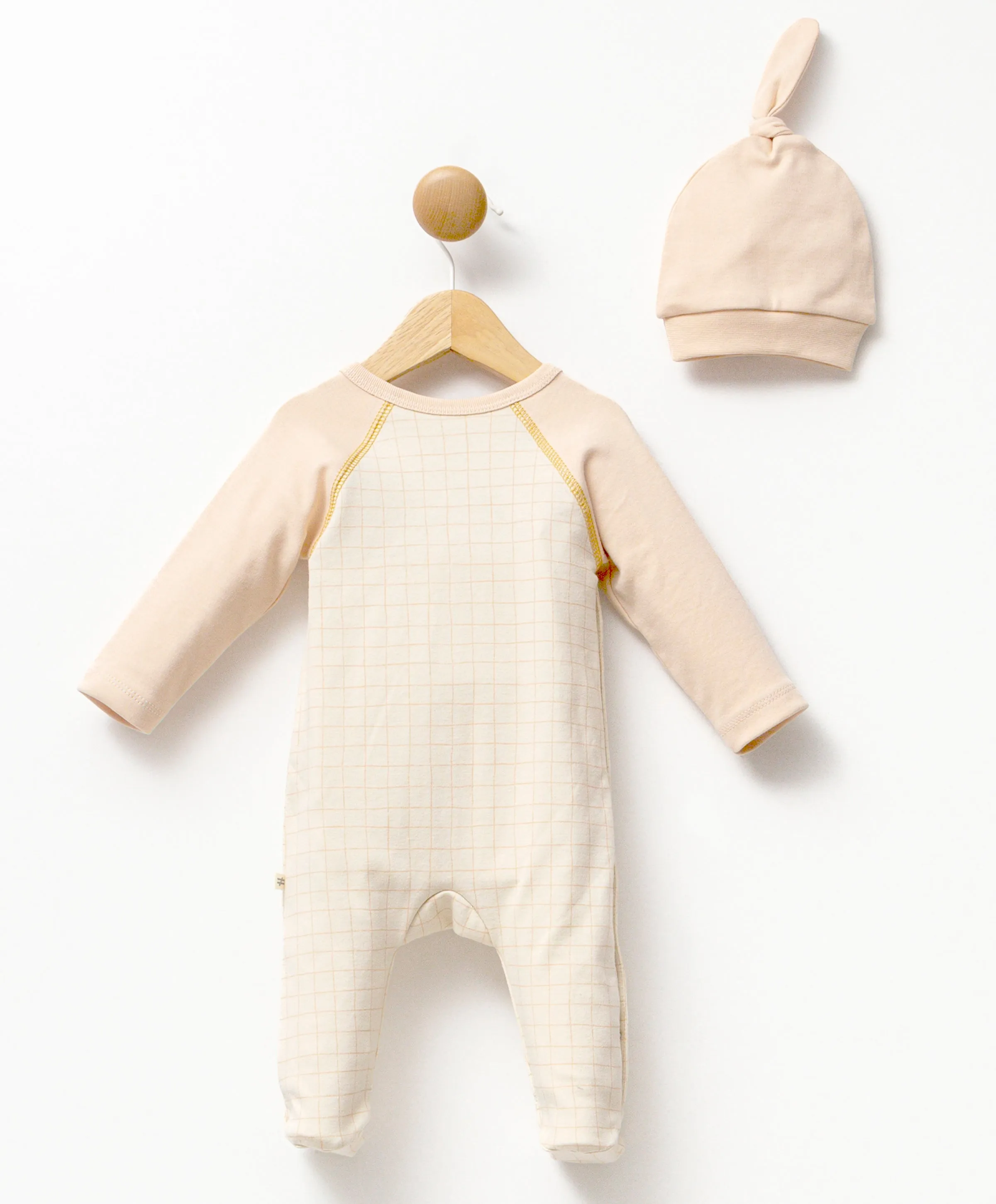 Peach Giraffe Graphic Babygrow & Hat