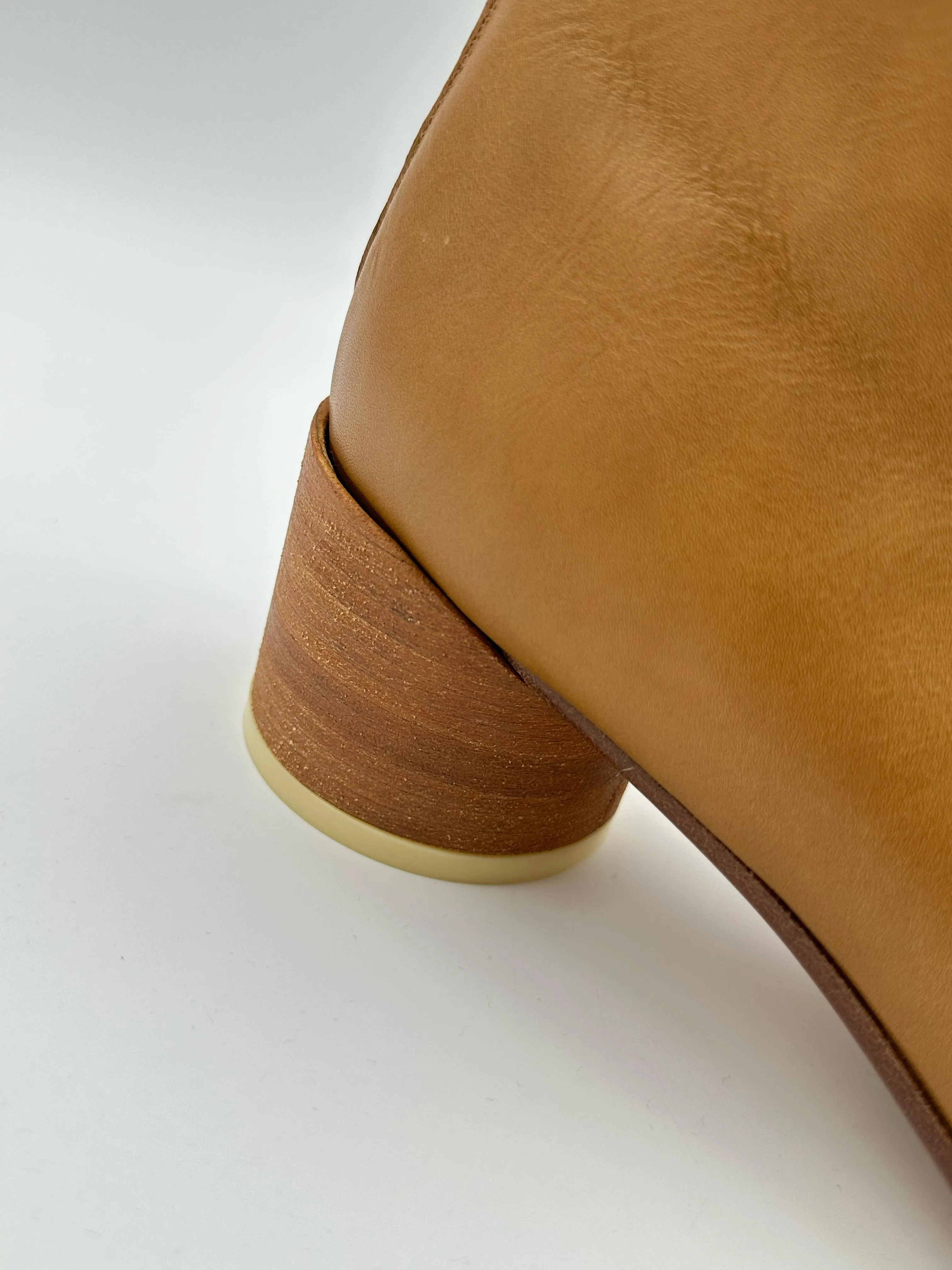 Stivaletto In Pelle Color Marrone Con Cuciture Iconiche